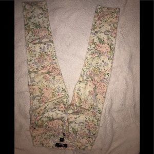 Celebrity Pink jeans white/floral size 7